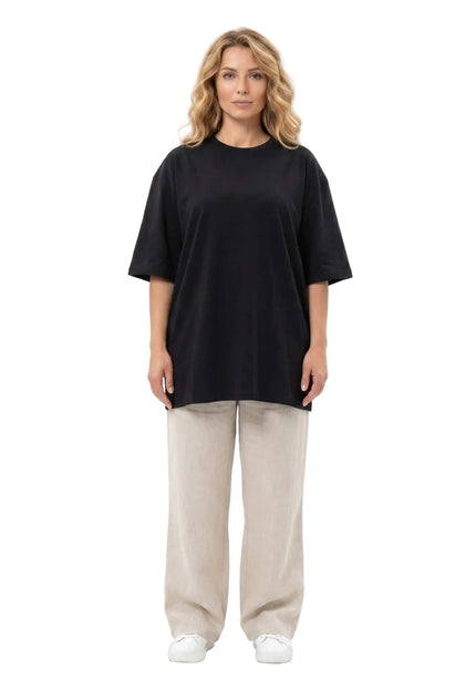 Черна памучна тениска големи размери със свободна кройка, представена в цял ръст отпред на бял фон.