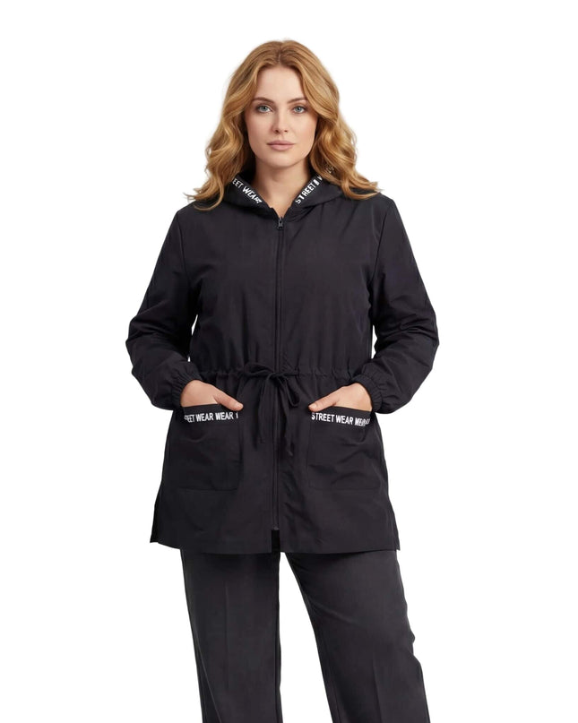 Черна разкроена макси ветровка с качулка и джобове с декоративни бели надписи, заснета отпред.