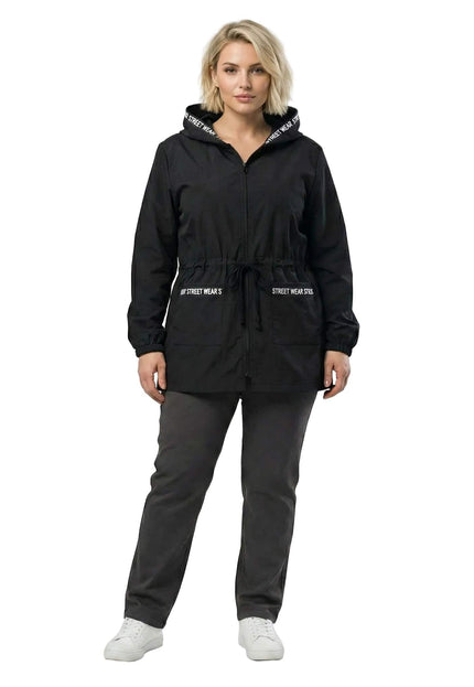 Черна разкроена макси ветровка с качулка и джобове с надпис, представена в цял ръст отпред върху модел.