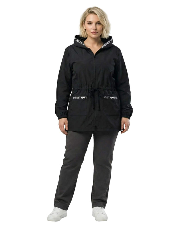 Черна разкроена макси ветровка с качулка и джобове с надпис, представена в цял ръст отпред върху модел.