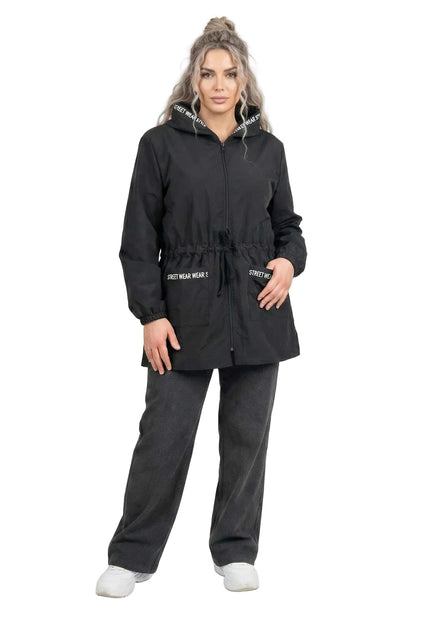 Черна разкроена макси ветровка с качулка и джобове, представена в цял ръст. Моделът има връзки на талията и декоративни бели надписи върху джобовете и яката.