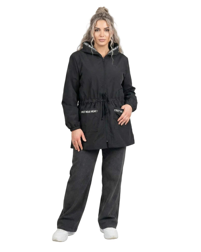 Черна разкроена макси ветровка с качулка и джобове, представена в цял ръст. Моделът има връзки на талията и декоративни бели надписи върху джобовете и яката.
