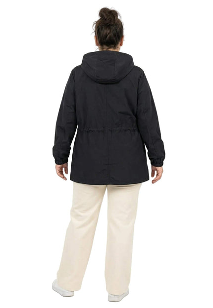 Черна разкроена макси ветровка с качулка, снимана в гръб, показваща регулируемия ластик на талията и свободната кройка.