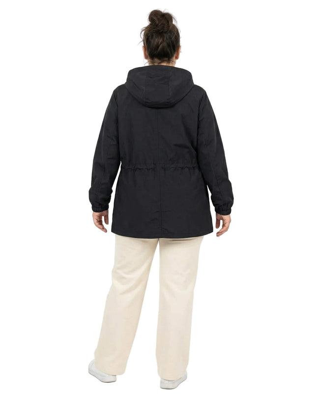 Черна разкроена макси ветровка с качулка, снимана в гръб, показваща регулируемия ластик на талията и свободната кройка.