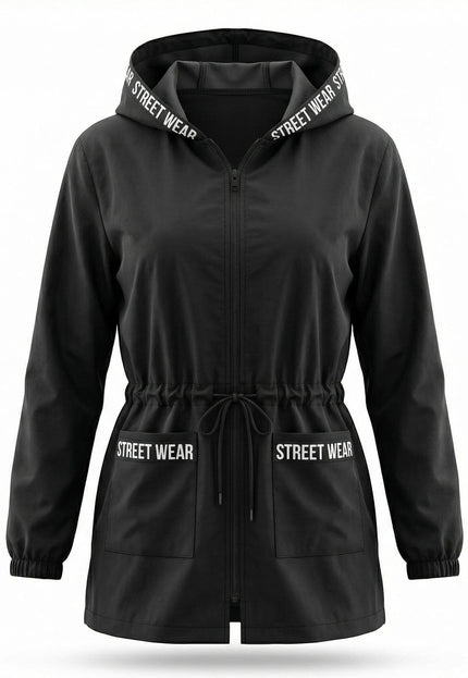 Черна разкроена макси ветровка с качулка и джобове с надпис Street Wear. Снимката показва модела отпред в цял ръст, с акцент върху регулируемата талия на бял фон.