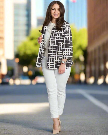 Черно - бяло сако с геометричен десен в големи размери - Maxi Market