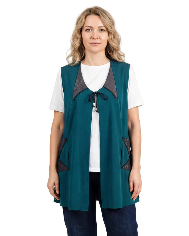 Дълъг разкроен макси елек в масленозелен цвят с акценти от еко кожа по реверите и джобовете, закопчаване с връзки, изглед отпред.