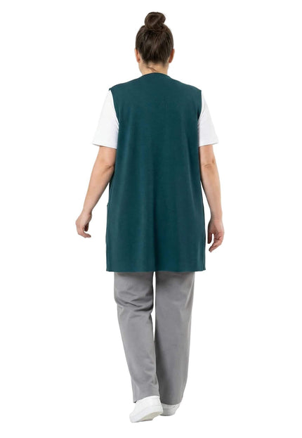 Дълъг разкроен макси елек в масленозелен цвят, изглед отзад в цял ръст, показващ изчистения дизайн и свободното падане на материята.