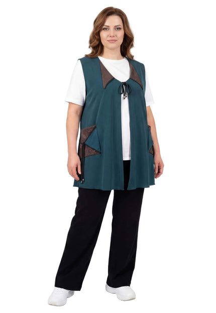 Дълъг разкроен макси елек в масленозелен цвят с акценти от кафява еко кожа и връзки, представен върху модел в цял ръст.