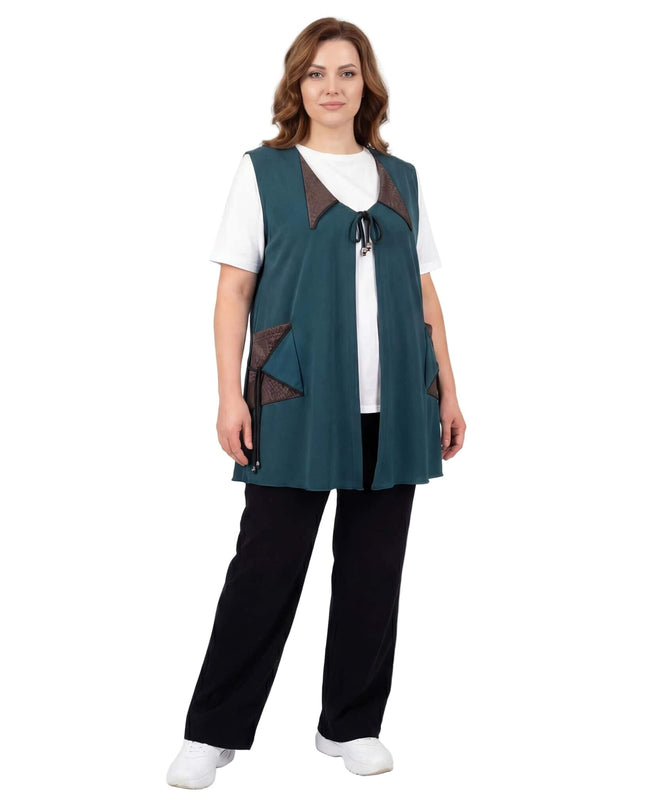 Дълъг разкроен макси елек в масленозелен цвят с акценти от кафява еко кожа и връзки, представен върху модел в цял ръст.