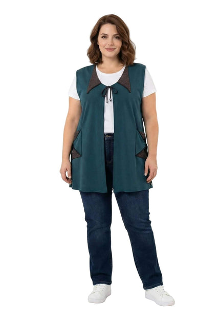 Дълъг разкроен макси елек в масленозелено с еко кожа и връзки, показан върху модел в цял ръст.