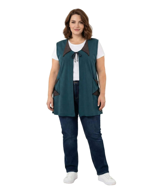 Дълъг разкроен макси елек в масленозелено с еко кожа и връзки, показан върху модел в цял ръст.