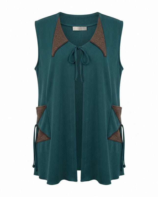 Дълъг разкроен макси елек в масленозелено с декоративни елементи от еко кожа и закопчаване с връзки, заснет на бял фон.