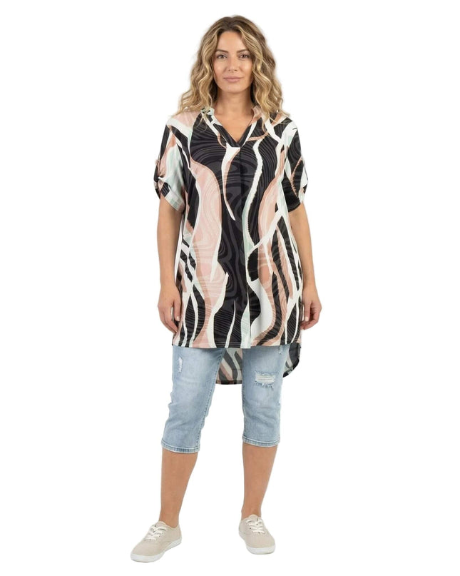 Дълга лятна макси туника с шарен абстрактен принт и V-образно деколте, показана в цял ръст. Открояват се свободният силует и късите ръкави.