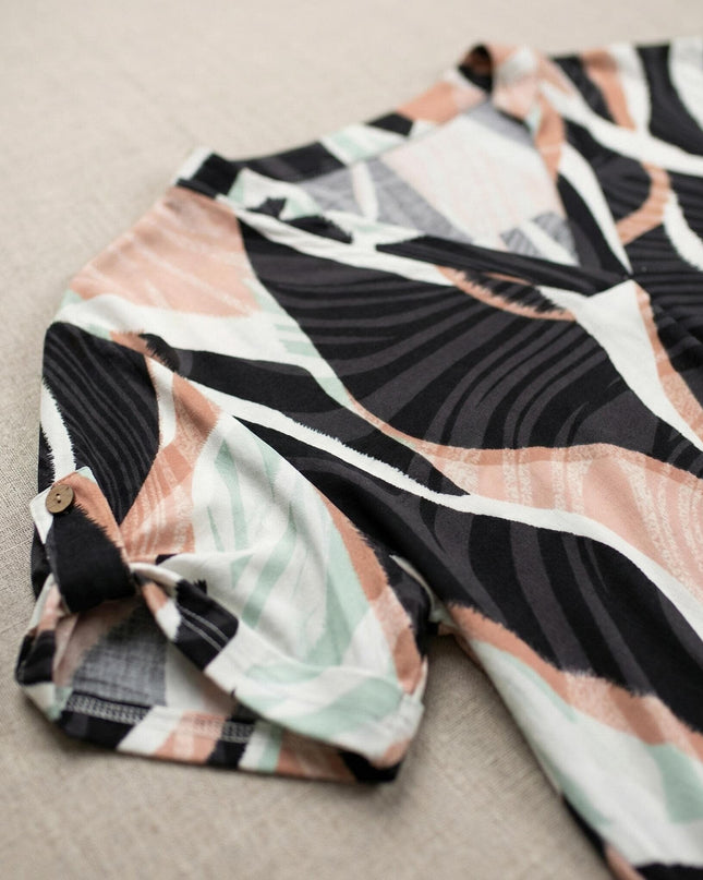 Детайл отблизо на лятна макси туника с шарен принт. Фокус върху деколтето и ръкавите.