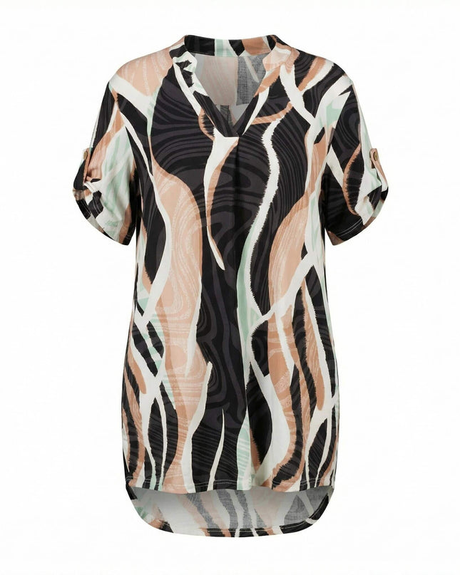 Дълга лятна макси туника с шарен абстрактен принт, V-образно деколте и къси ръкави с копче. Изглед отпред на бял фон.