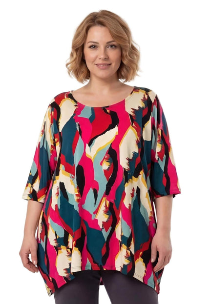 Дълга лятна макси туника в шарен абстрактен принт тип четка отпред, представена от модел на бял фон.