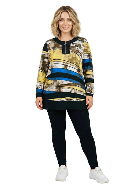 Дълга макси туника с цип в шарен десен с абстрактни мотиви в жълто и синьо, заснета отпред в цял ръст.