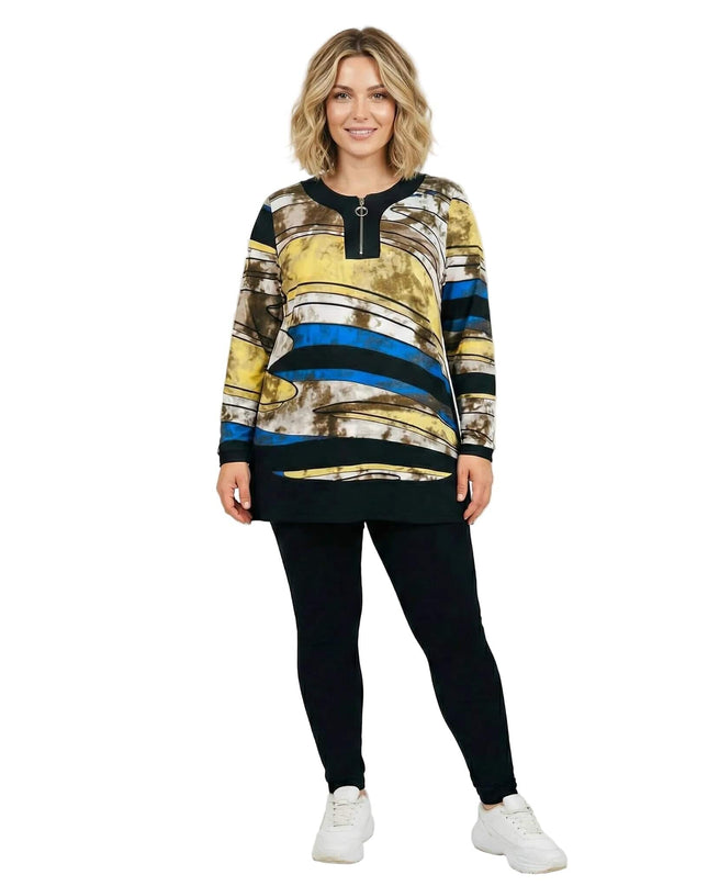 Дълга макси туника с цип в шарен десен с абстрактни мотиви в жълто и синьо, заснета отпред в цял ръст.