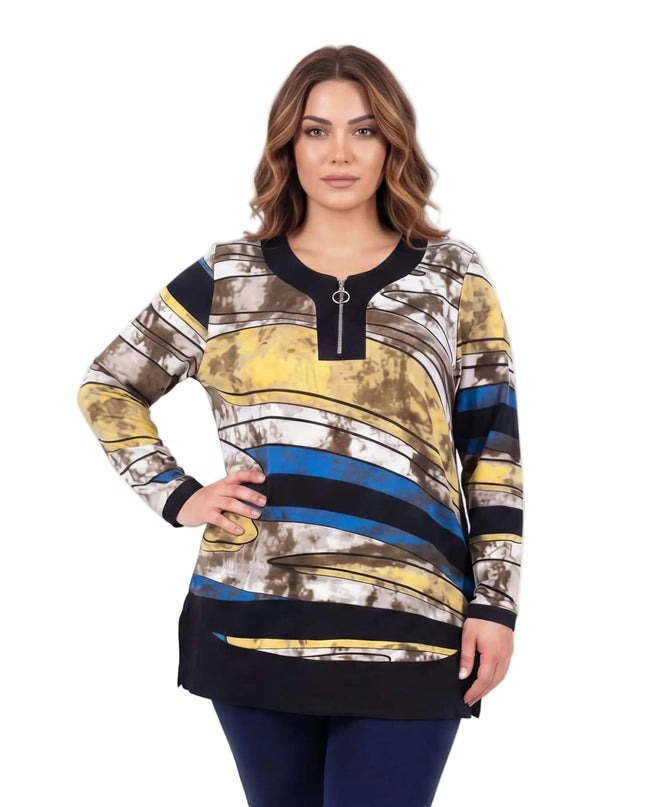 Дълга макси туника с цип и шарен десен, комбиниращ жълто, синьо и кафяво, представена отпред върху модел на бял фон.