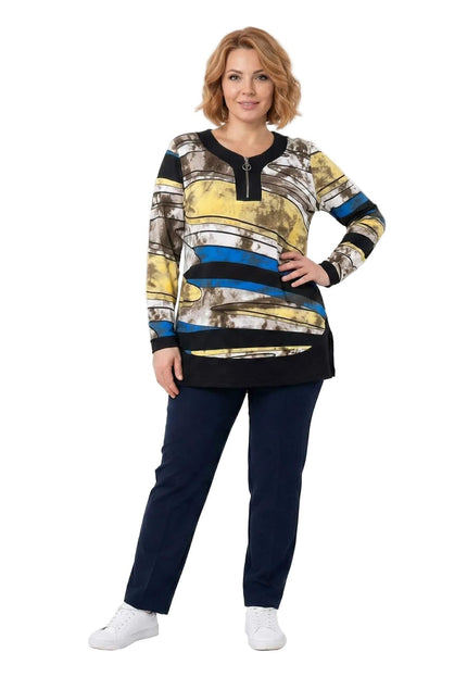 Дълга макси туника с цип в шарен десен с жълти и сини акценти, заснета в цял ръст върху модел с тъмен панталон.