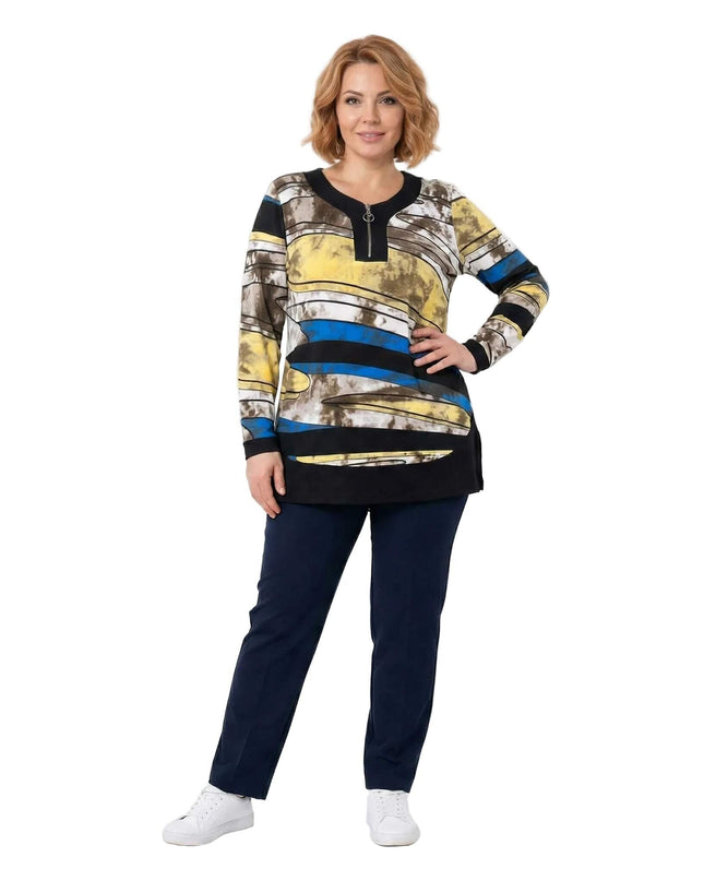 Дълга макси туника с цип в шарен десен с жълти и сини акценти, заснета в цял ръст върху модел с тъмен панталон.