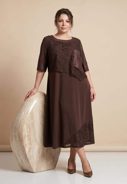 Кадър в цял ръст отпред на елегантна дълга официална макси рокля в кафяво, отличаваща се с красиви акценти от фина флорална дантела.