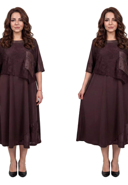 Кафява официална макси рокля с асиметрична дантелена платка и къси ръкави. Моделът е заснет в цял ръст, демонстрирайки свободния разкроен силует.