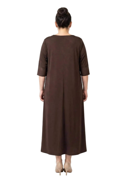 Изглед отзад на дълга официална макси рокля в кафяво, демонстриращ изчистената линия на гърба и елегантното падане на материята.