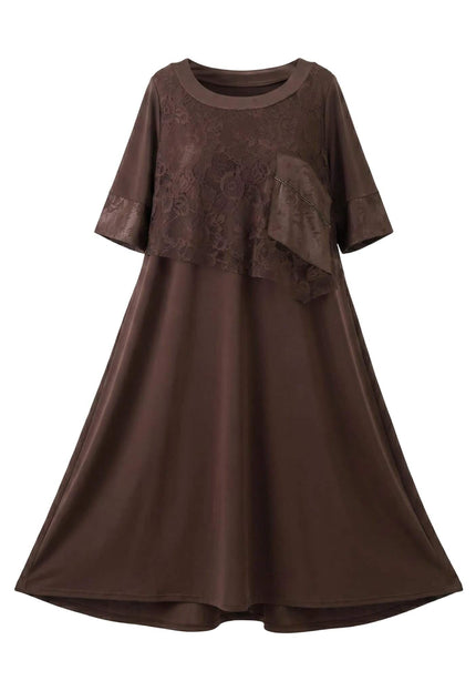 Плосък кадър отпред на дълга официална макси рокля в кафяво. Моделът се отличава с флорална дантела в горната част.