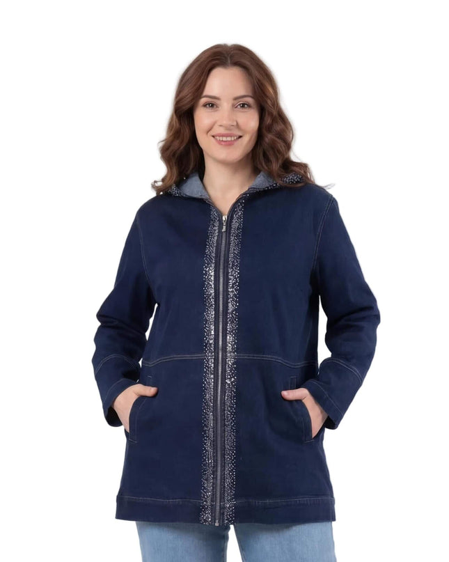 Тъмносиньо дълго макси дънково яке с качулка и декоративни камъчета по дължината на ципа. Дрехата е снимана отпред на бял фон.