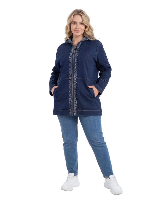 Модел в цял ръст на бял фон, представящ дълго тъмносиньо макси дънково яке с качулка. Акцент върху закопчаването с цип и удобните странични джобове.