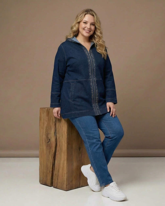 Цял ръст на модел, облечен с дълго тъмносиньо макси дънково яке с качулка, декоративни елементи по ципа и разкроена кройка.