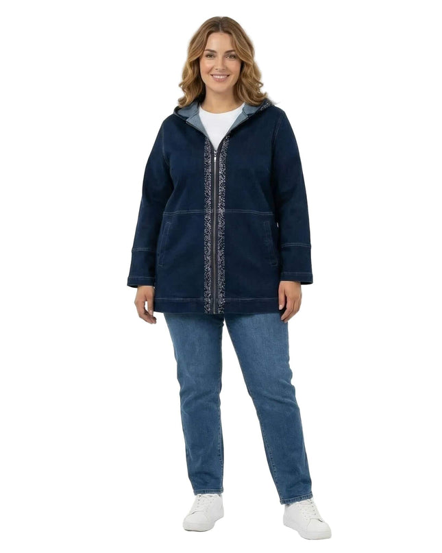 Дълго тъмносиньо макси дънково яке с качулка и декорации по ципа. Изглед отпред в цял ръст на модел, заснет на бял фон.