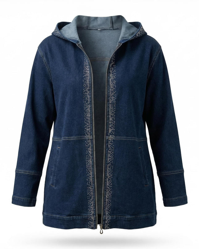 Дълго тъмносиньо макси дънково яке с качулка и декоративни камъчета по дължината на отворения цип, представено на бял фон.