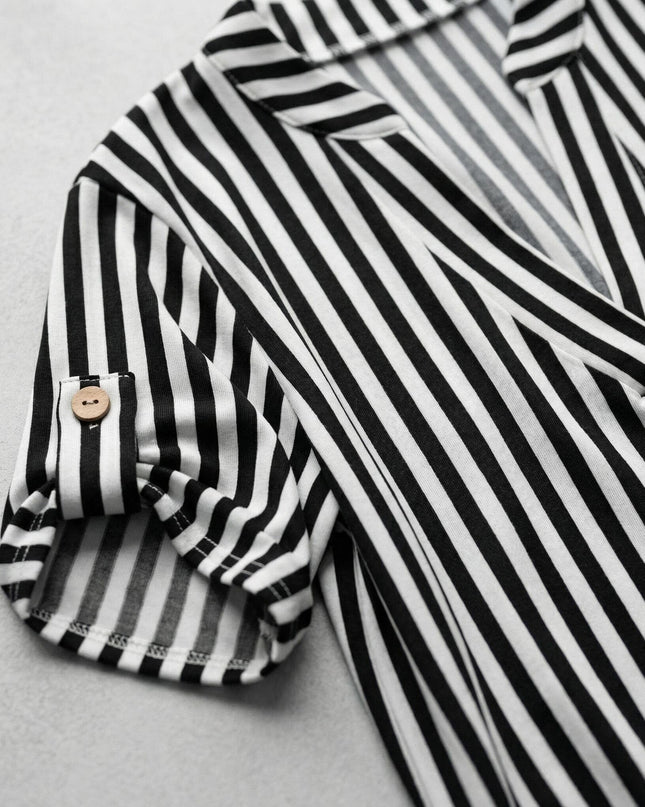 Детайл отблизо на дамска дълга памучна туника големи размери, показващ ръкав с декоративно копче и черно-бяло райе.