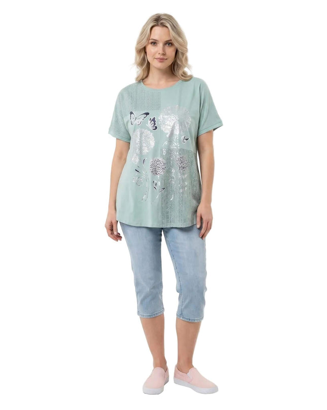 Дамска лятна макси туника в зелено с флорална апликация, снимана в цял ръст на бял фон, с къси ръкави.