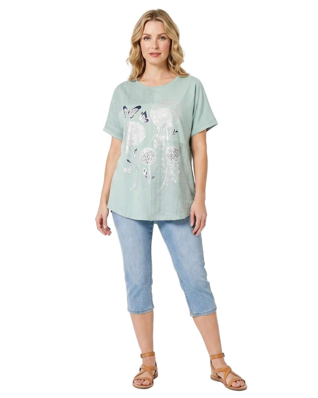 Дамска макси туника в зелено с красива флорална апликация, представена върху модел в цял ръст на бял фон.