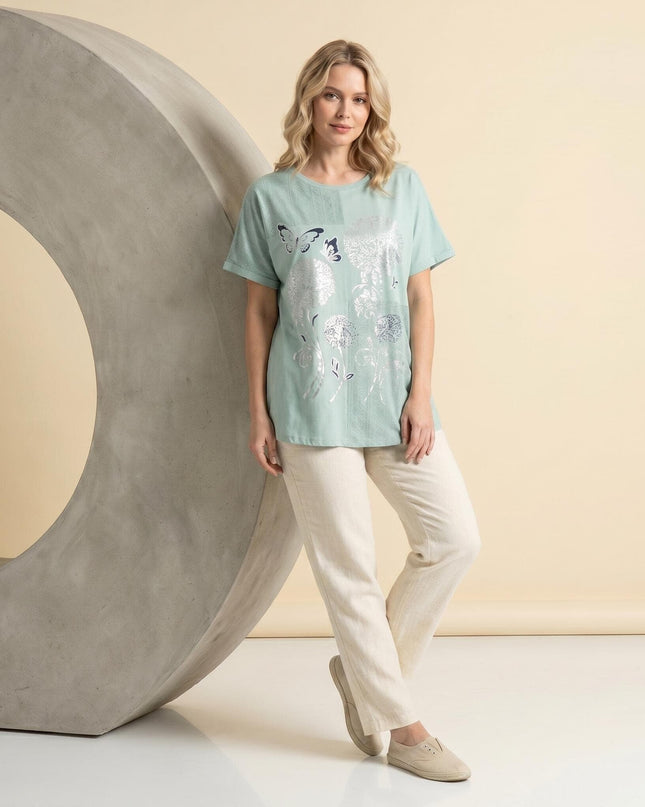 Дамска лятна макси туника в зелено с флорална апликация, къси ръкави и обло деколте, снимана в цял ръст.