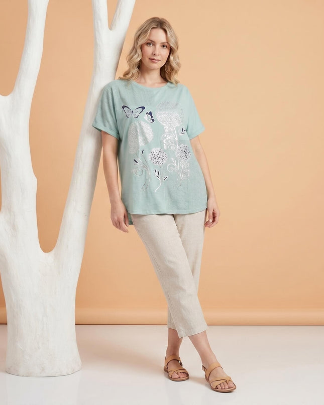 Дамска лятна макси туника в зелено с флорална апликация, представена върху модел в цял ръст.