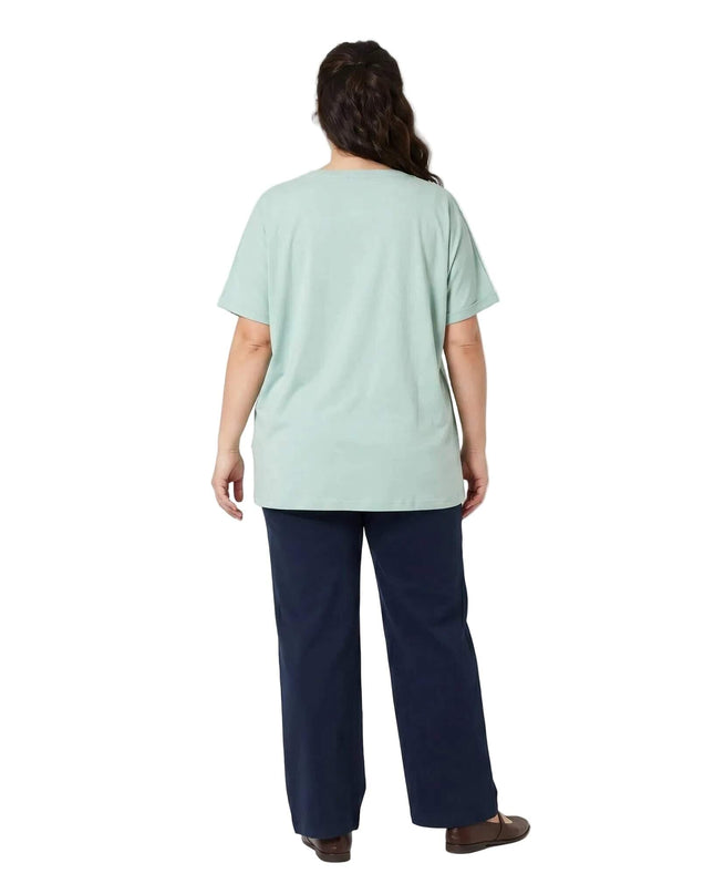 Дамска лятна макси туника в зелено с флорална апликация, снимана отзад в цял ръст на бял фон.