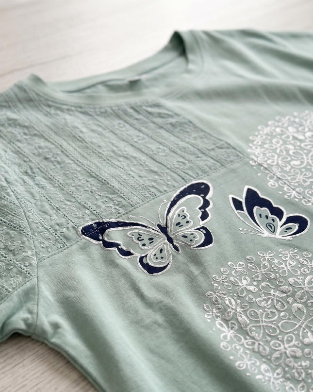 Детайл отблизо на дамска лятна макси туника в зелено с флорална апликация, плосък кадър.