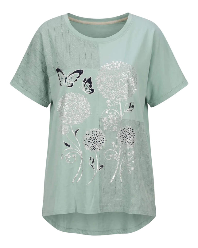 Дамска лятна макси туника в светлозелено с красива флорална апликация и пеперуди, изглед отпред на бял фон.