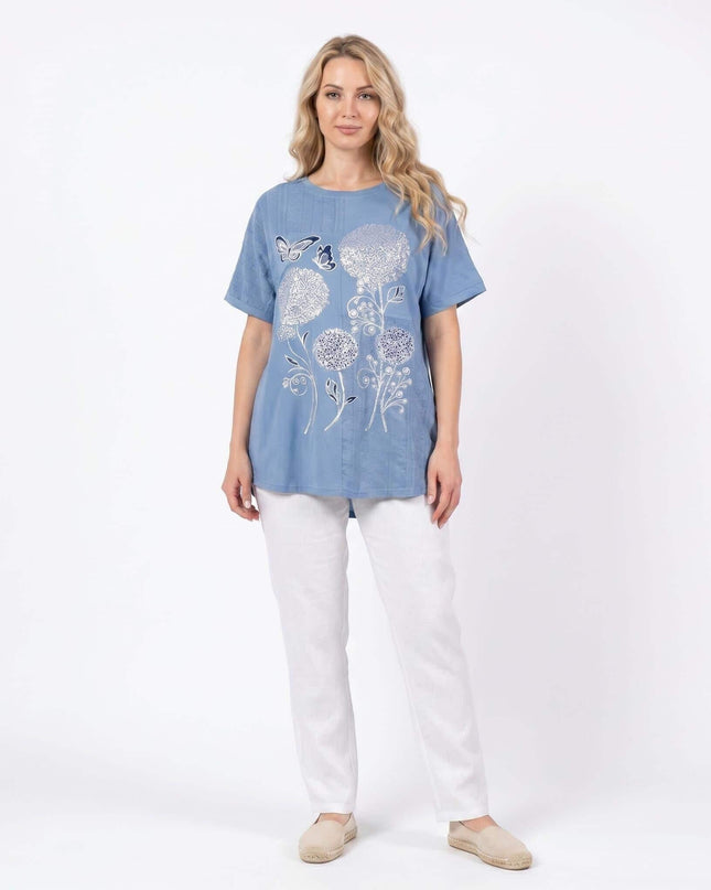 Дамска лятна синя туника със сребриста флорална апликация и къс ръкав, показана в цял ръст отпред на бял фон.