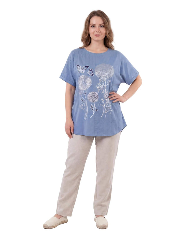 Дамска лятна синя туника големи размери с флорална апликация и пеперуди, показана в цял ръст на бял фон.