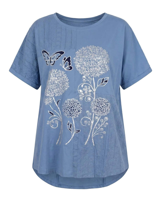 Дамска лятна синя туника големи размери с къси ръкави и ефектна сребриста флорална апликация, заснета отпред на бял фон.