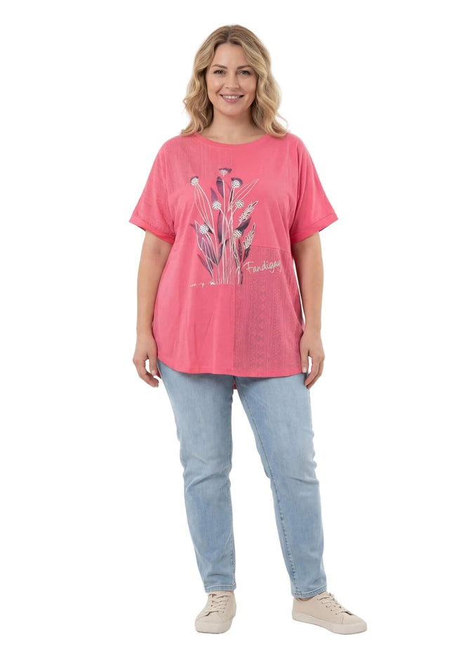 Дамска лятна туника големи размери в коралов цвят с флорална апликация, представена в цял ръст на бял фон.