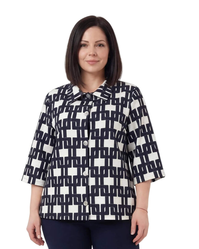 Бяла дамска официална макси риза с контрастен черен геометричен принт. Изглед отпред на бял фон, показващ разкроената кройка, яка и копчета.