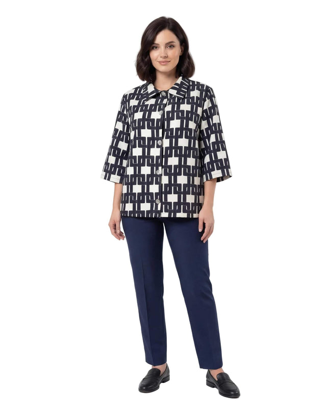 Дамска официална макси риза с черно-бял геометричен принт и предно закопчаване, представена в цял ръст.