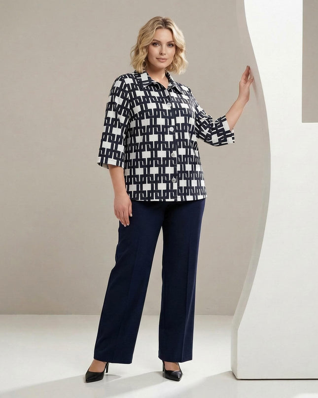 Дамска официална бяла макси риза с контрастен геометричен принт и 7/8 ръкави, представена в цял ръст.